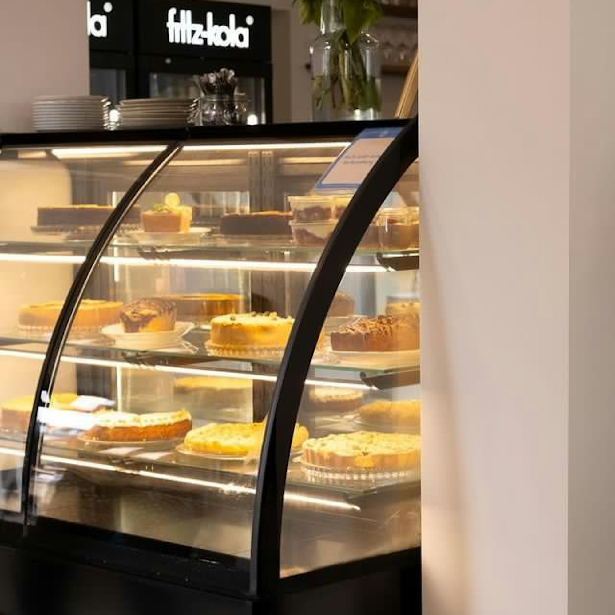 Eine Vitrine mit Kuchen.
