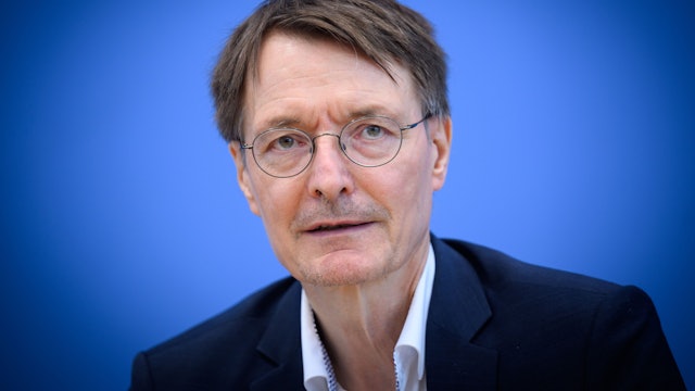 Als Maßnahme gegen die Sommerhitze hat Bundesgesundheitsminister Lauterbach die Öffnung von Kirchen gefordert.