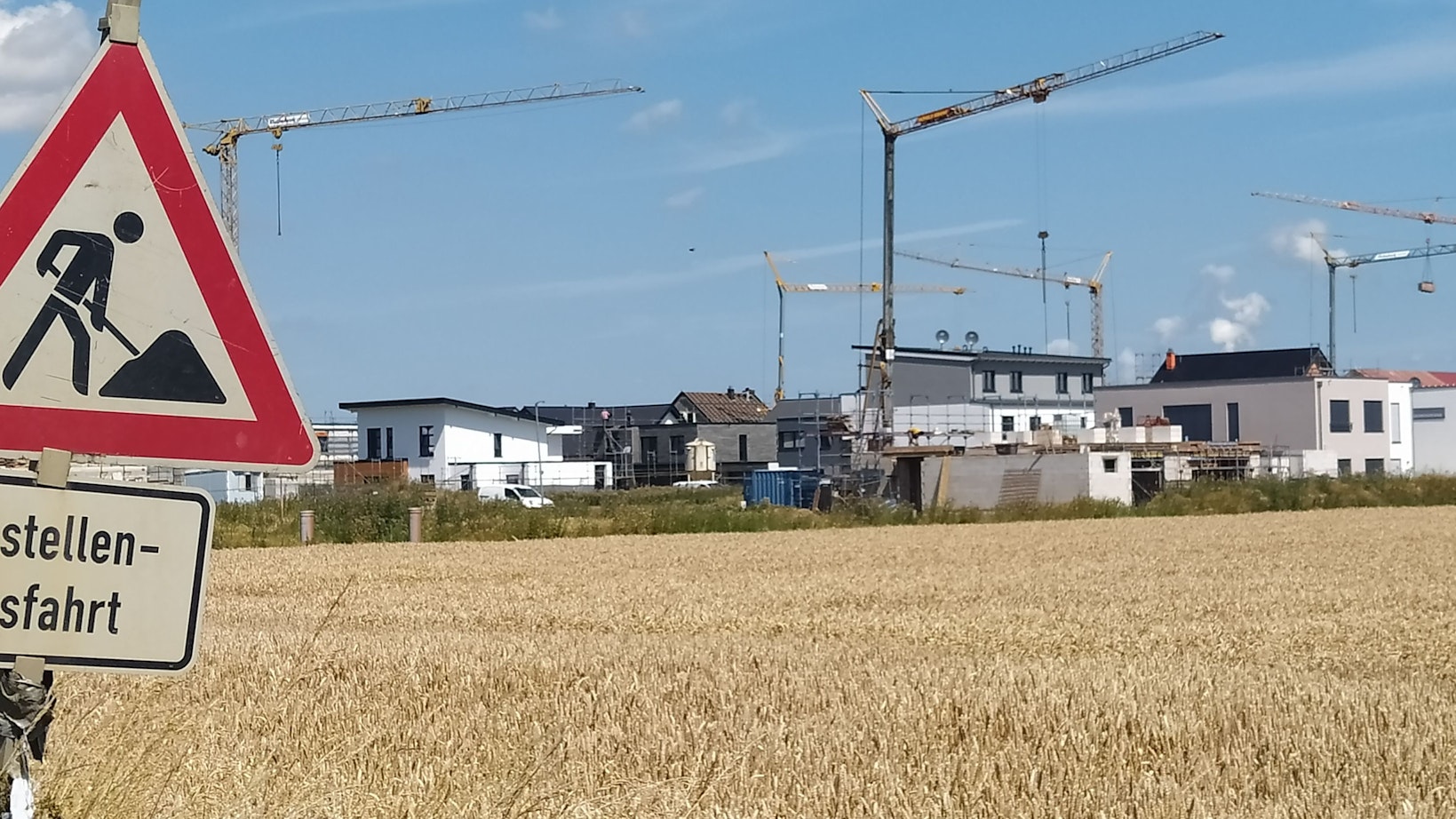 Baukräne, wohin man schaut: In Bergheim-Thorr entsteht ein großes Neubaugebiet. Schon den ganzen Sommer schießt dort ein Neubau nach dem anderen aus dem Boden.