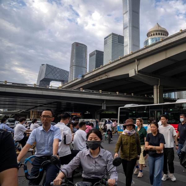 Pendler überqueren am 13. Juni 2023 während der abendlichen Rushhour eine Kreuzung im zentralen Geschäftsviertel von Peking.