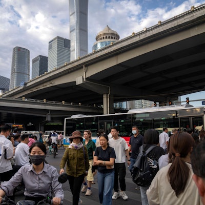 Pendler überqueren am 13. Juni 2023 während der abendlichen Rushhour eine Kreuzung im zentralen Geschäftsviertel von Peking.