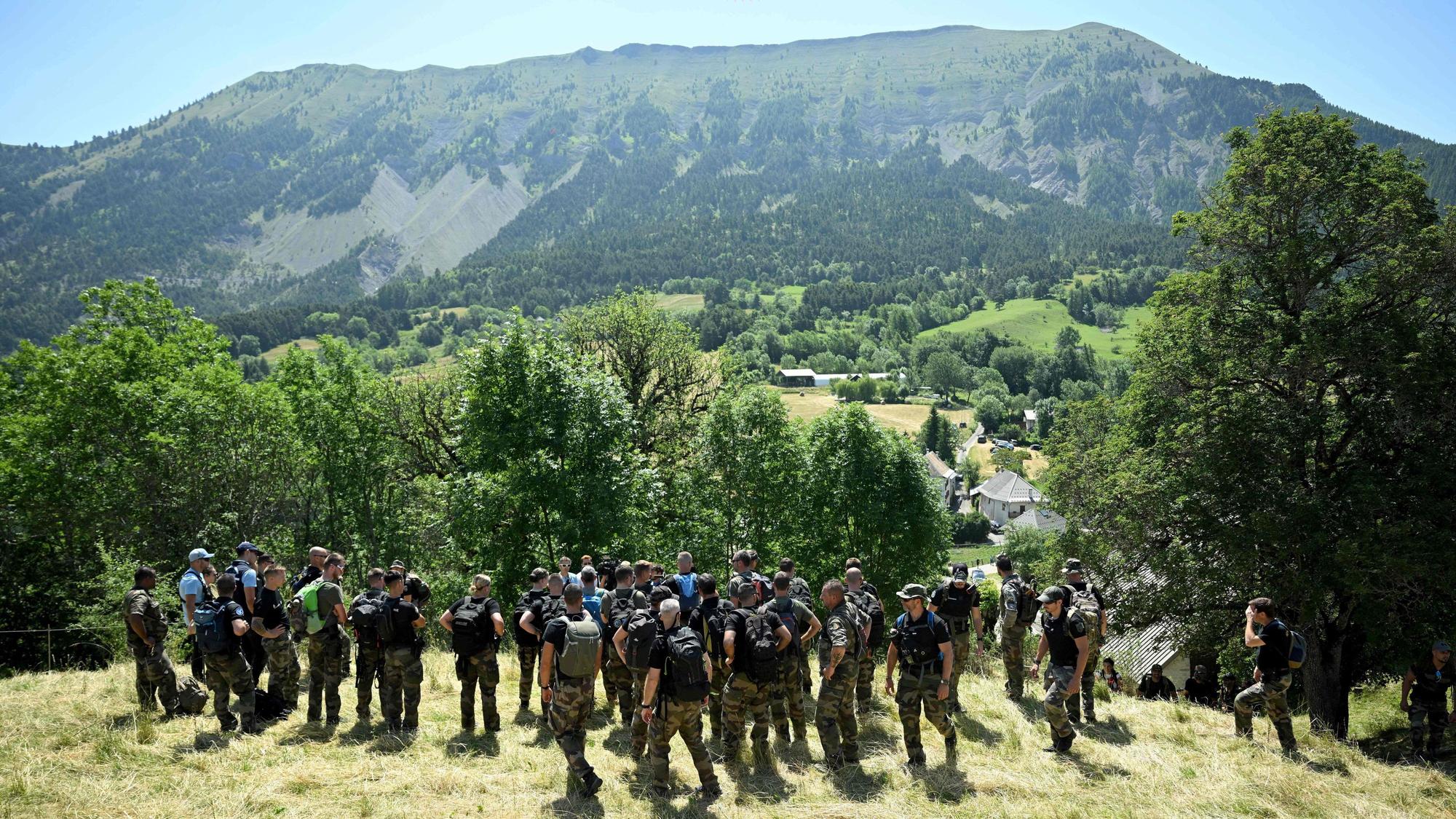 Eine Einheit der französischen Polizei sucht im Umland von Le Vernet nach dem verschwundenen Émile. Die Gendarmerie ist auf Felder und in Wäldern unterwegs – bislang ohne Erfolg.