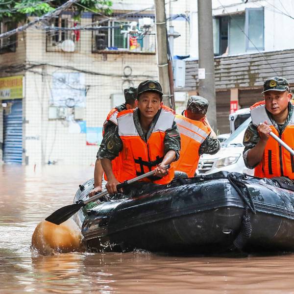 Paramilitärische Polizisten durchsuchen am 4. Juli 2023 im südwestchinesischen Chongqing ein Gebiet, das durch schwere Regenfälle überflutet wurde.