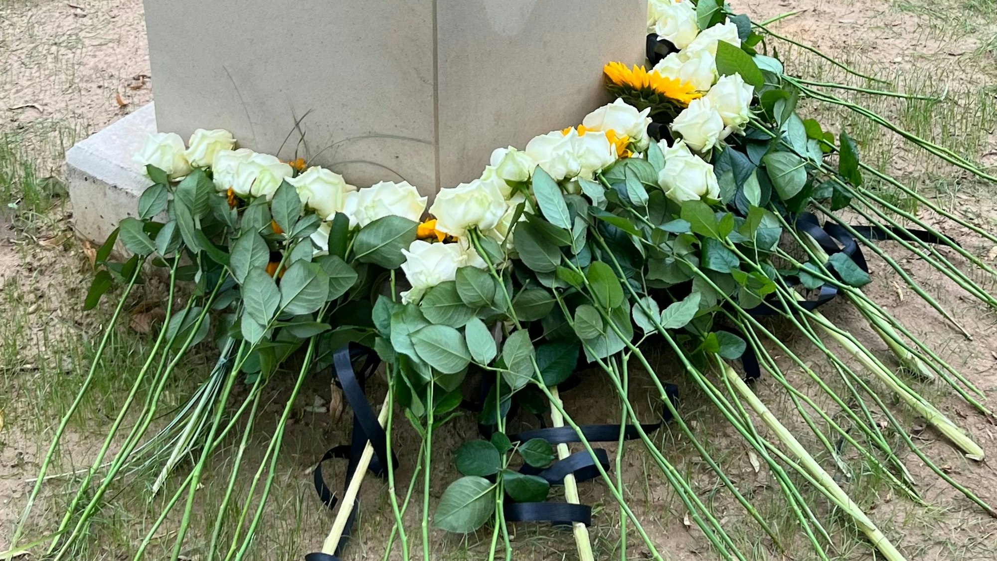 14.7.2023 Einweihung einer Gedächtnisstele zur Flutkatastrophe in Rheinbach. 14.7.2023 Einweihung einer Gedächtnisstele zur Flutkatastrophe in Rheinbach. Zahlreiche Blumen sind dort niedergelegt