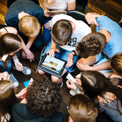 Webbewerb Beim Webbewerb lernen die Schülerinnen und Schüler wie wichtig Teamarbeit und Kooperation ist.