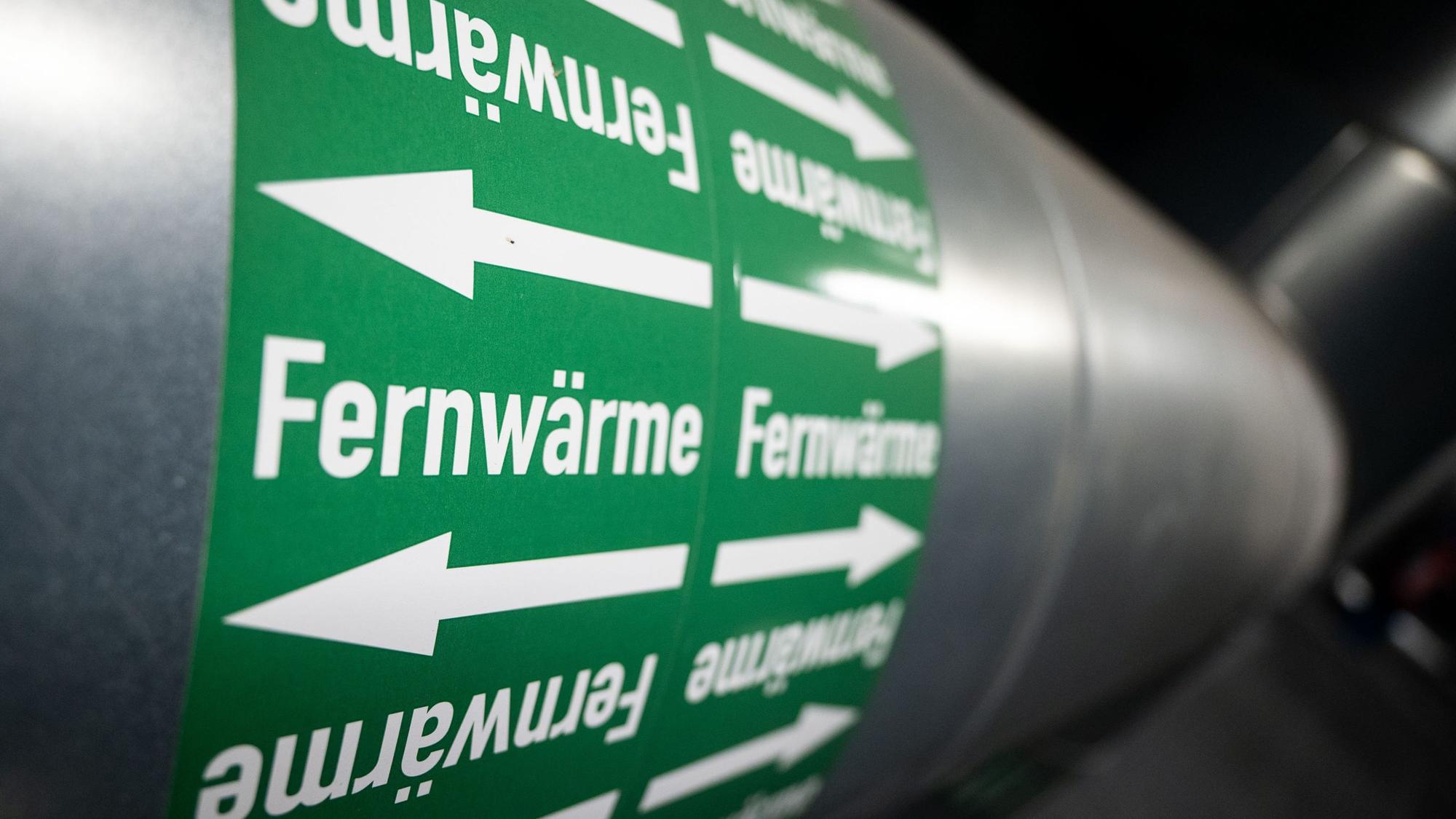 Leitungen sind in der Fernwärmeverteilerstation eines Heizkraftwerks zu sehen.