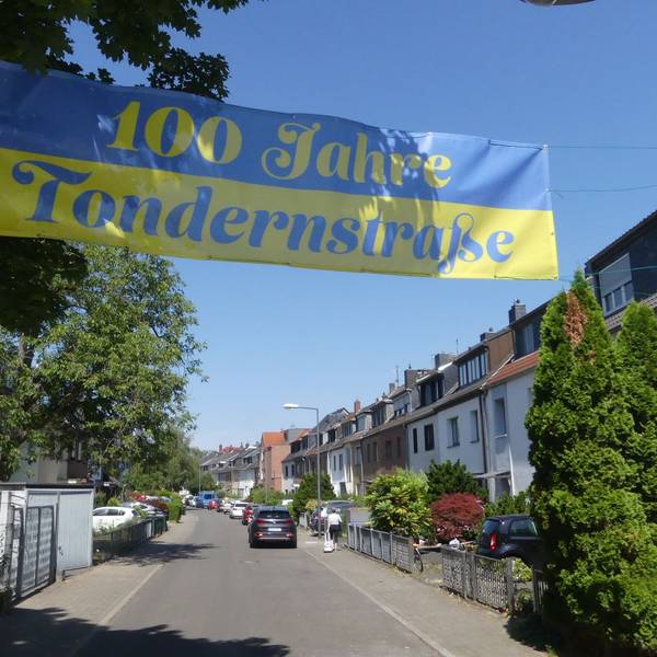 Ein Banner hängt über der Straße.