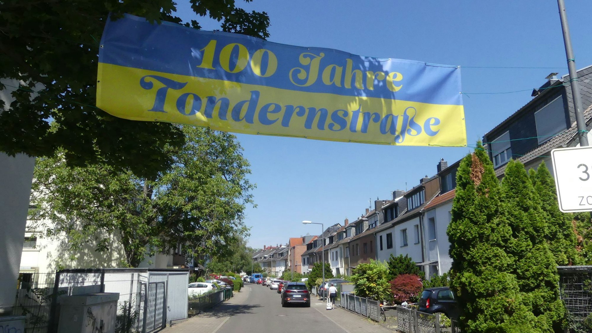 Ein Banner hängt über der Straße.