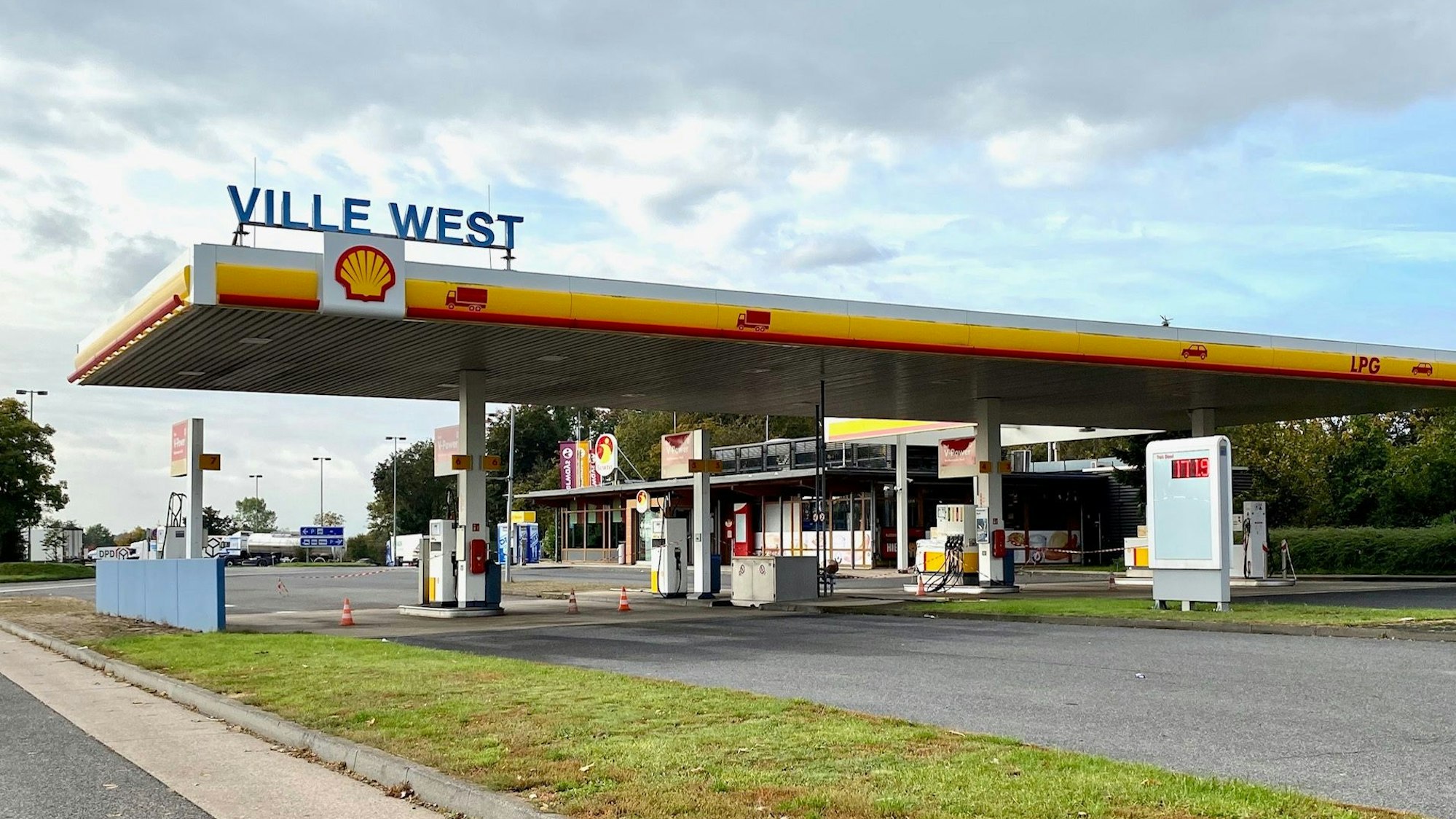 Die Tankstelle Ville-West an der Autobahn 1 bei Hürth.