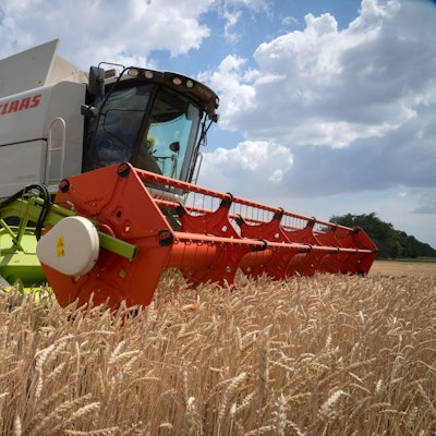 Ein Bauer drischt in der Region Dnipropetrowsk in der Ukraine den Weizen auf seinem Feld.