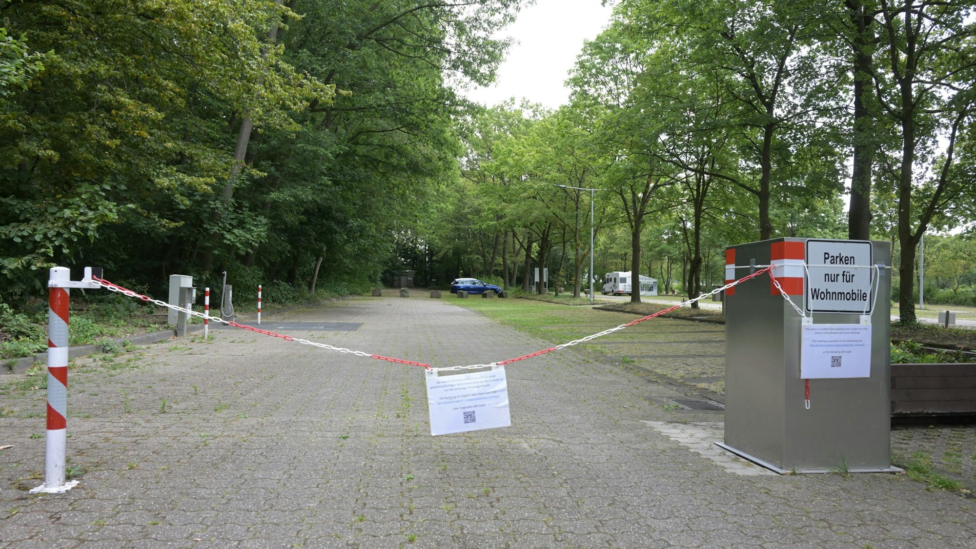 Das Foto zeigt den Wohnmobilstellplatz am Kombibad in Bergisch Gladbach-Paffrath.
