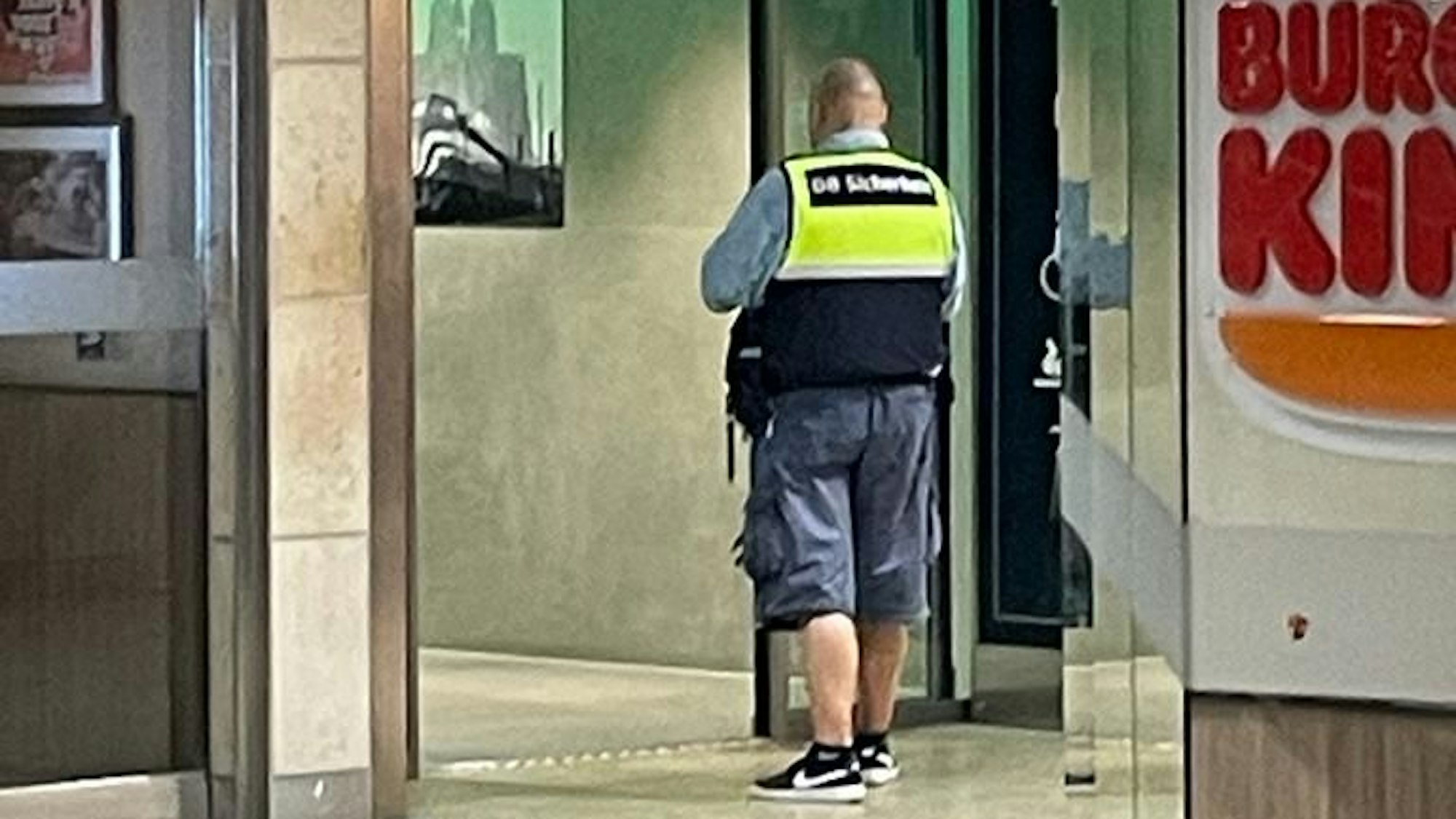 Sicherheitskräfte der Deutschen Bahn im Bereich der Bahnhofstoilette.