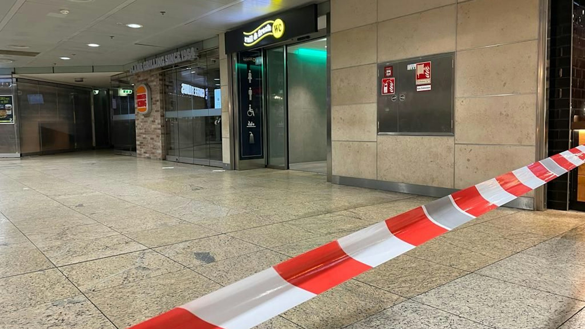 Flatterband sperrt die Bahnhofstoilette ab.