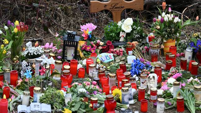 Der Tatort kurz nach dem gewaltsamen Tod der zwölfjährigen Luise. Angehörige des Mädchens aus Freudenberg im Siegerland haben Kerzen und Blumen am Tatort abgestellt.