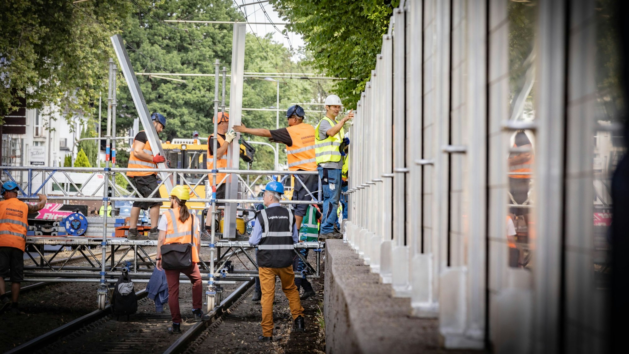 Der Aufbau der Hochwasserschutzelemente erfolgt nach einem genauen Einsatzplan.