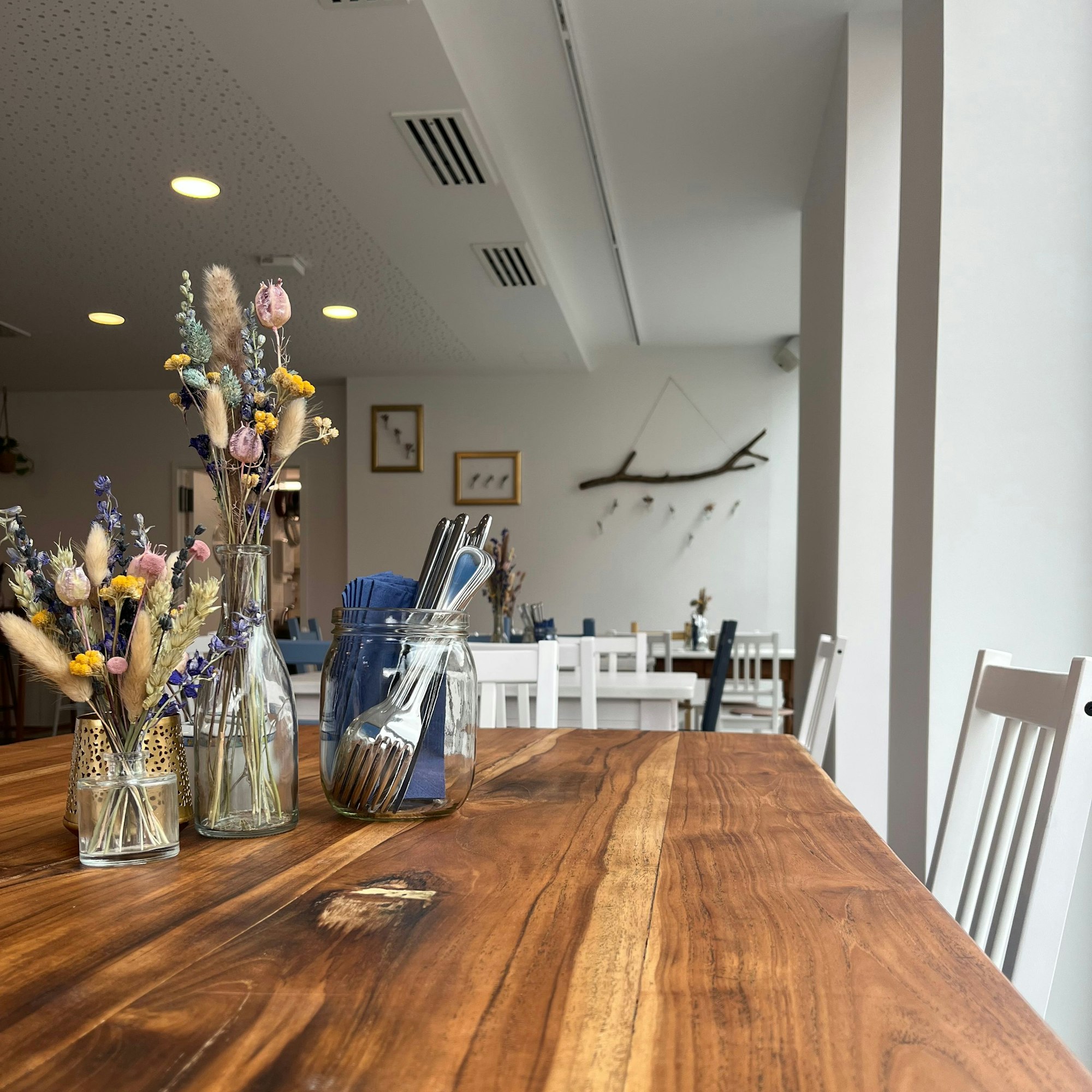 Ein Holztisch mit Essstühlen.