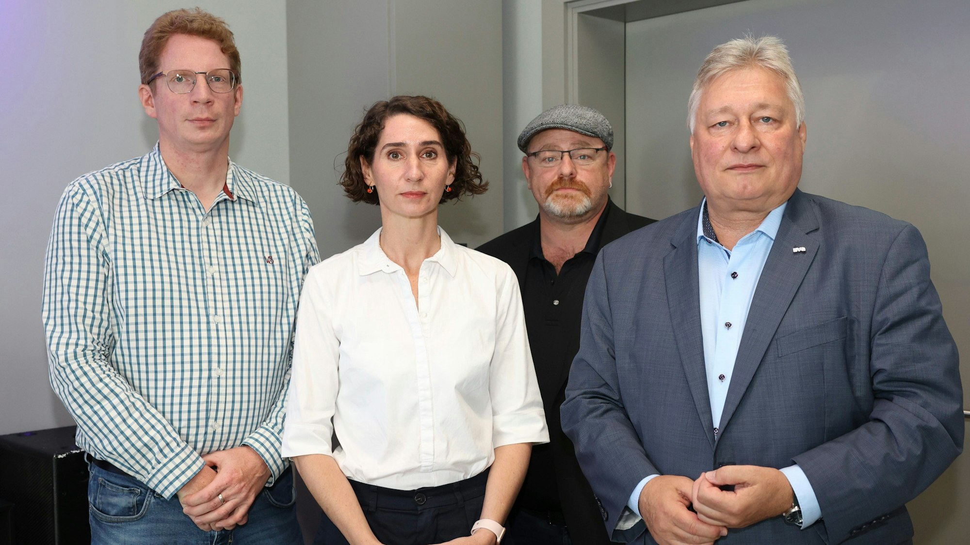 Der Bundesvorstand der Eisenbahn- und Verkehrsgewerkschaft EVG, Kristian Loroch (l-r, stellvertretender Vorsitzender), Cosima Ingenschay (stellvertretende Vorsitzende), Frank Hauenstein (Vorstandsmitglied), und Martin Burkert (Vorsitzender), stehen im Rahmen einer Beratung über das weitere Vorgehen im Tarifkonflikt mit der Bahn zusammen.