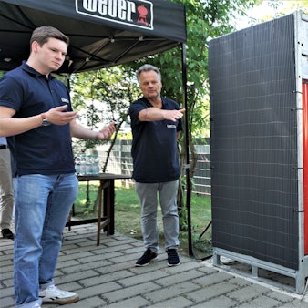 Zwei Männer stehen vor Tanks, die mit Wasserstoff gefüllt sind.