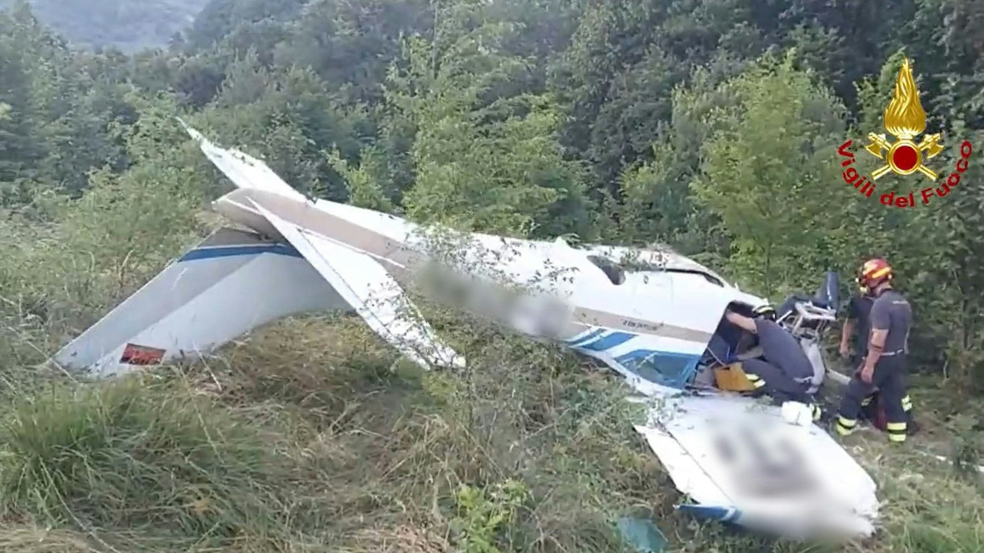 Das Standbild aus einem Video der italienischen Feuerwehr zeigt Rettungskräfte am Absturzort der Cessna FR 182 in Ferrara di Monte Baldo (Italien).