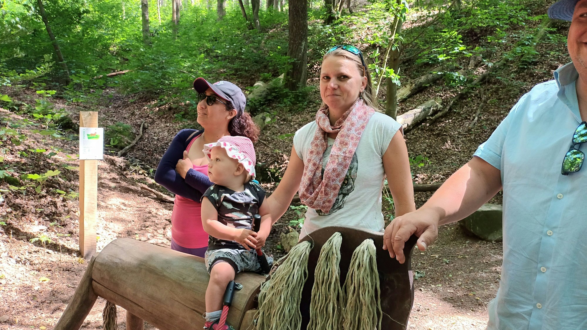 Katja Ginster und Katalina Escobar sind auf dem Waldweg unterwegs.