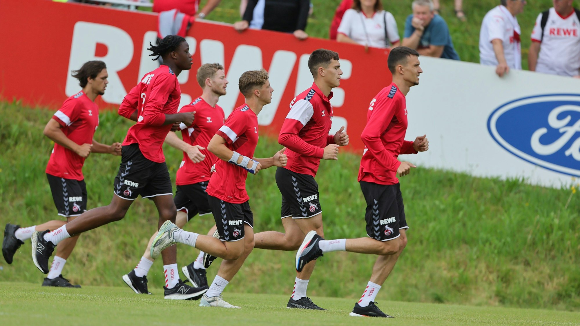 Bei 30 Grad Celsius mussten die Profis des 1. FC Köln eine anstrengende Einheit absolvieren.