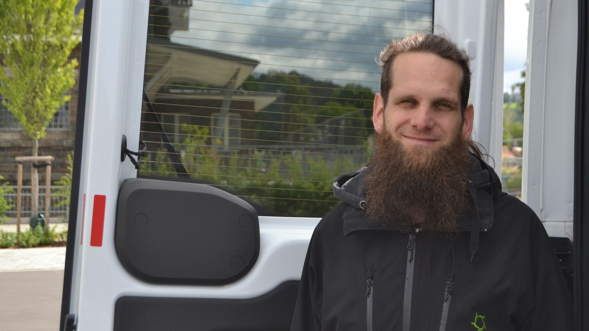 Morsbachs neuer Streetwortker Johannes Imhäuser steht mit seinem Kleinbus auf dem Parkplatz am Kulturbahnhof. Dort ist der 37-Jährige Ansprechpartner für die Jugendlichen der Gemeinde.