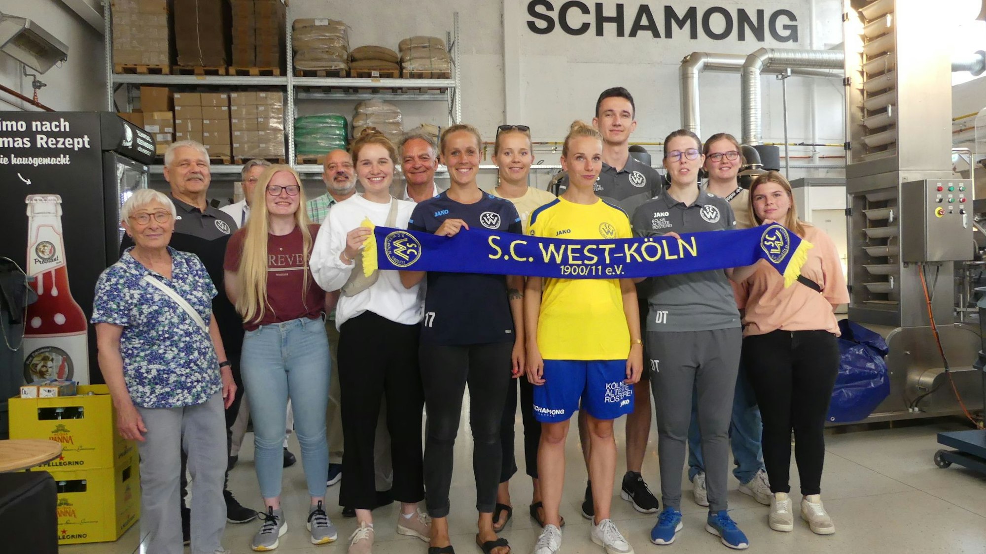 Auf dem Gruppenbild stehen die Spielerinnen in einer Reihe.