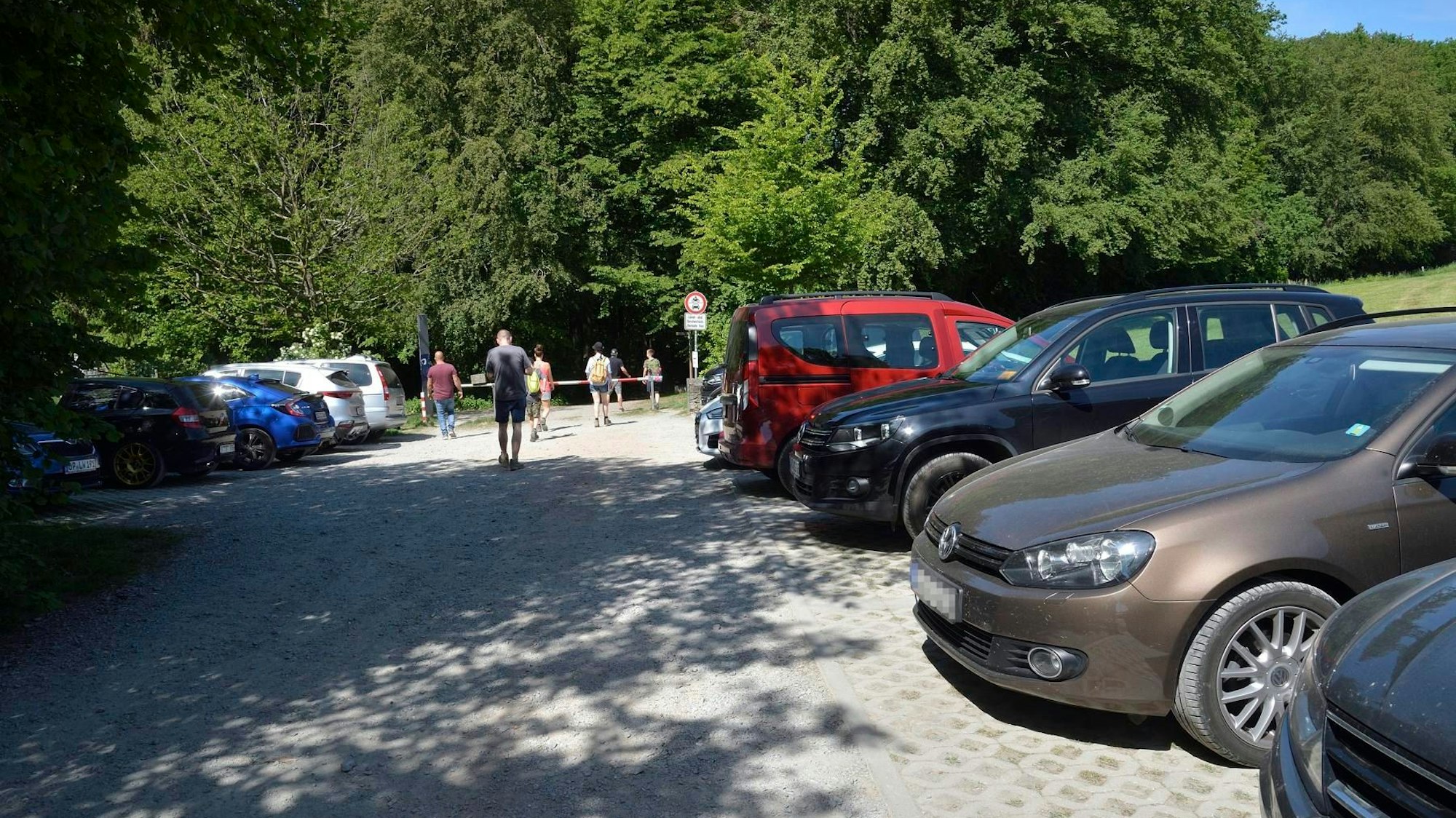 Auf dem überfüllten Wanderparkplatz in Hutsherwe stehen viele Autos.