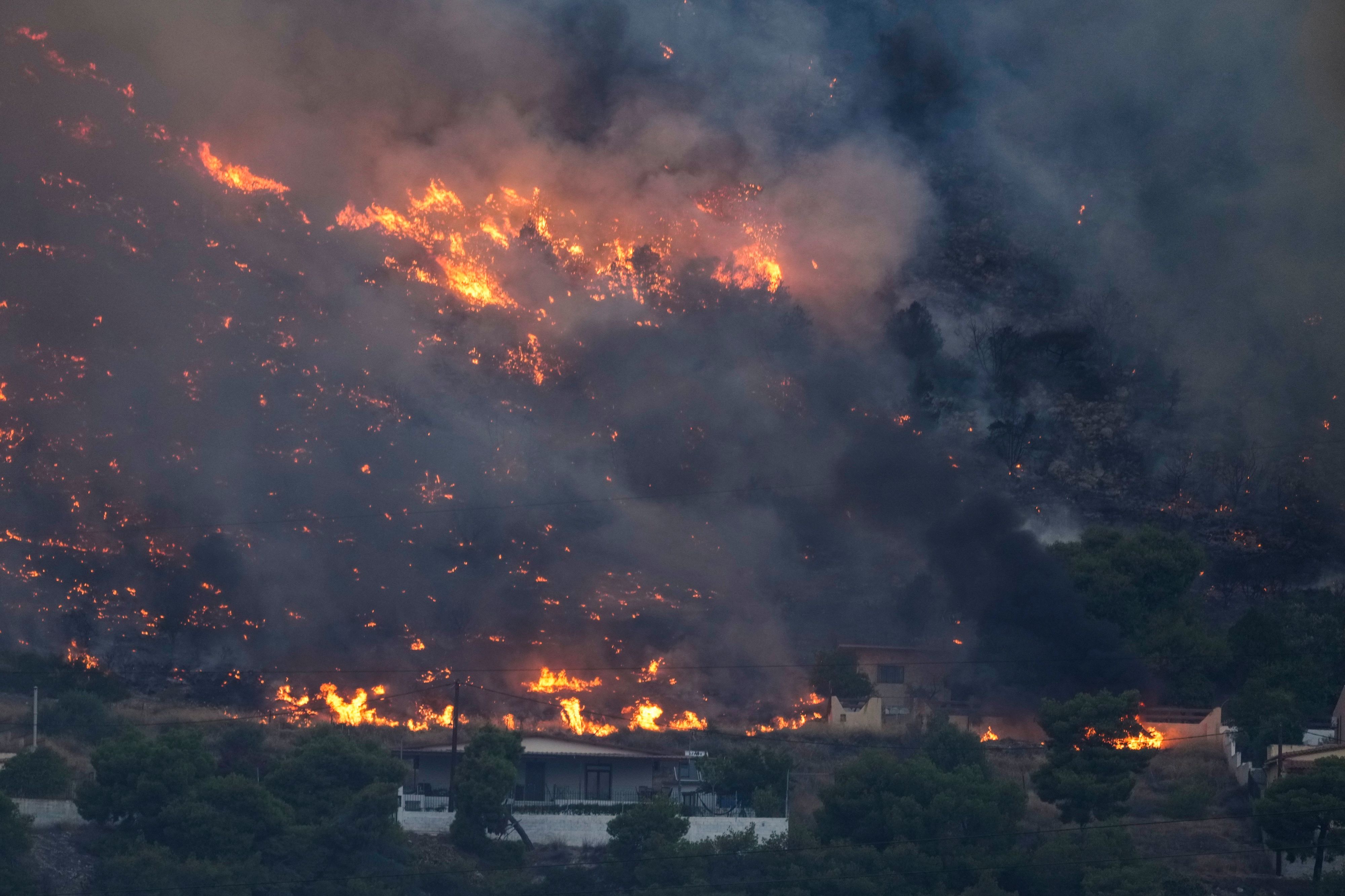 Es ist das Feuer bei Agii Theodori, etwa 60 Kilometer westlich von Athen zu sehen.
