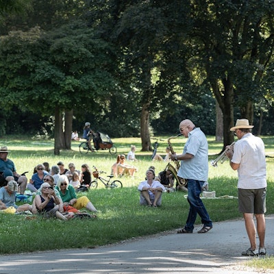 Musiker Bernd Delbrügge und Ebasa Pallada bei einem ihrer Konzerte im Rochuspark.