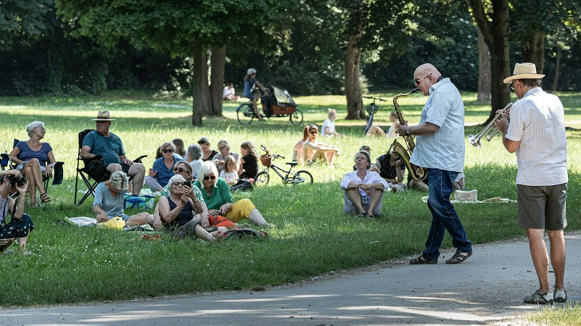 Musiker Bernd Delbrügge und Ebasa Pallada bei einem ihrer Konzerte im Rochuspark.