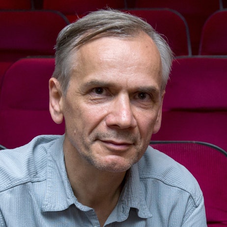 Autor Lutz Seiler sitzt in der Schaubühne Lindenfels.