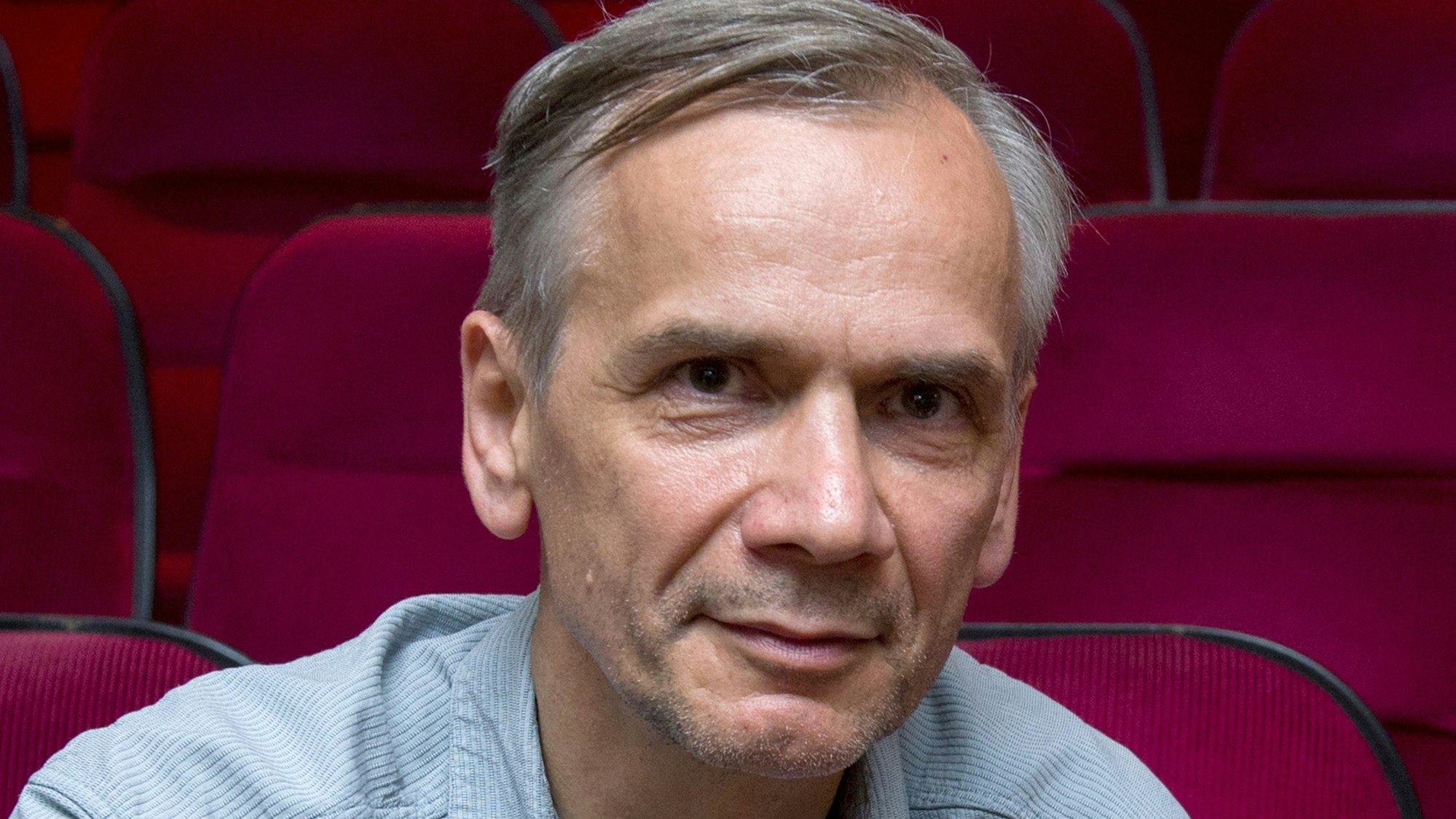 Autor Lutz Seiler sitzt in der Schaubühne Lindenfels.