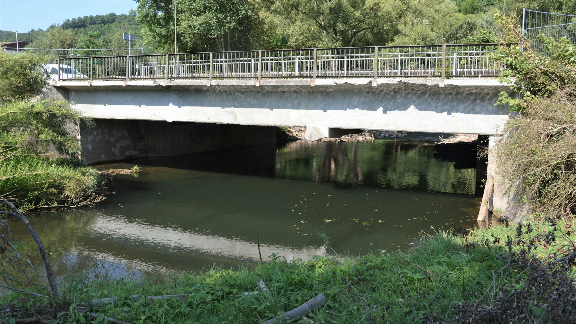Das Bild zeigt die bei der Flut beschädigte und mittlerweile abgerissene Brücke der Oleftalbahn in Gemünd-Mauel.