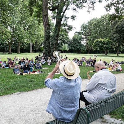 Musiker Bernd Delbrügge und Ebasa Pallada bei einem ihrer Konzerte im Rochuspark.