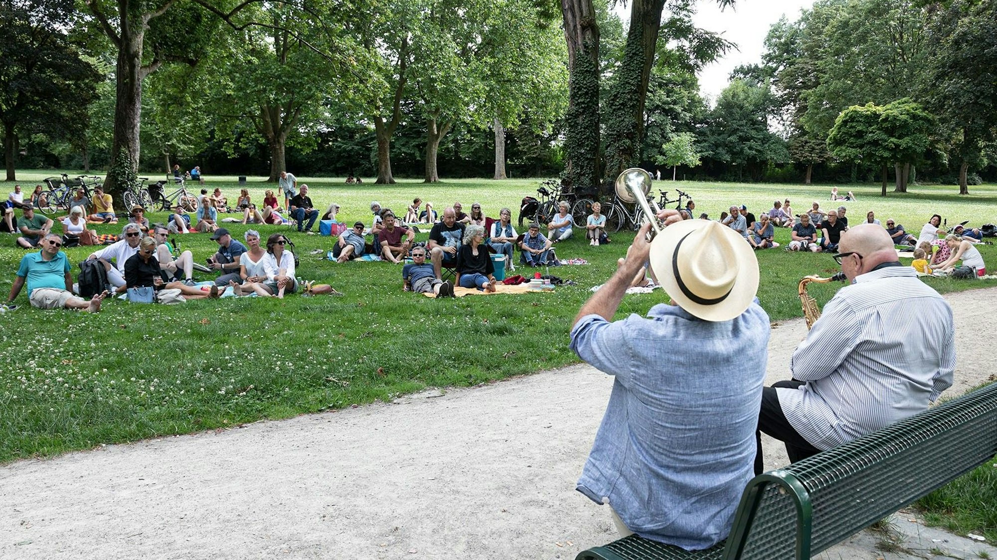 Musiker Bernd Delbrügge und Ebasa Pallada bei einem ihrer Konzerte im Rochuspark.