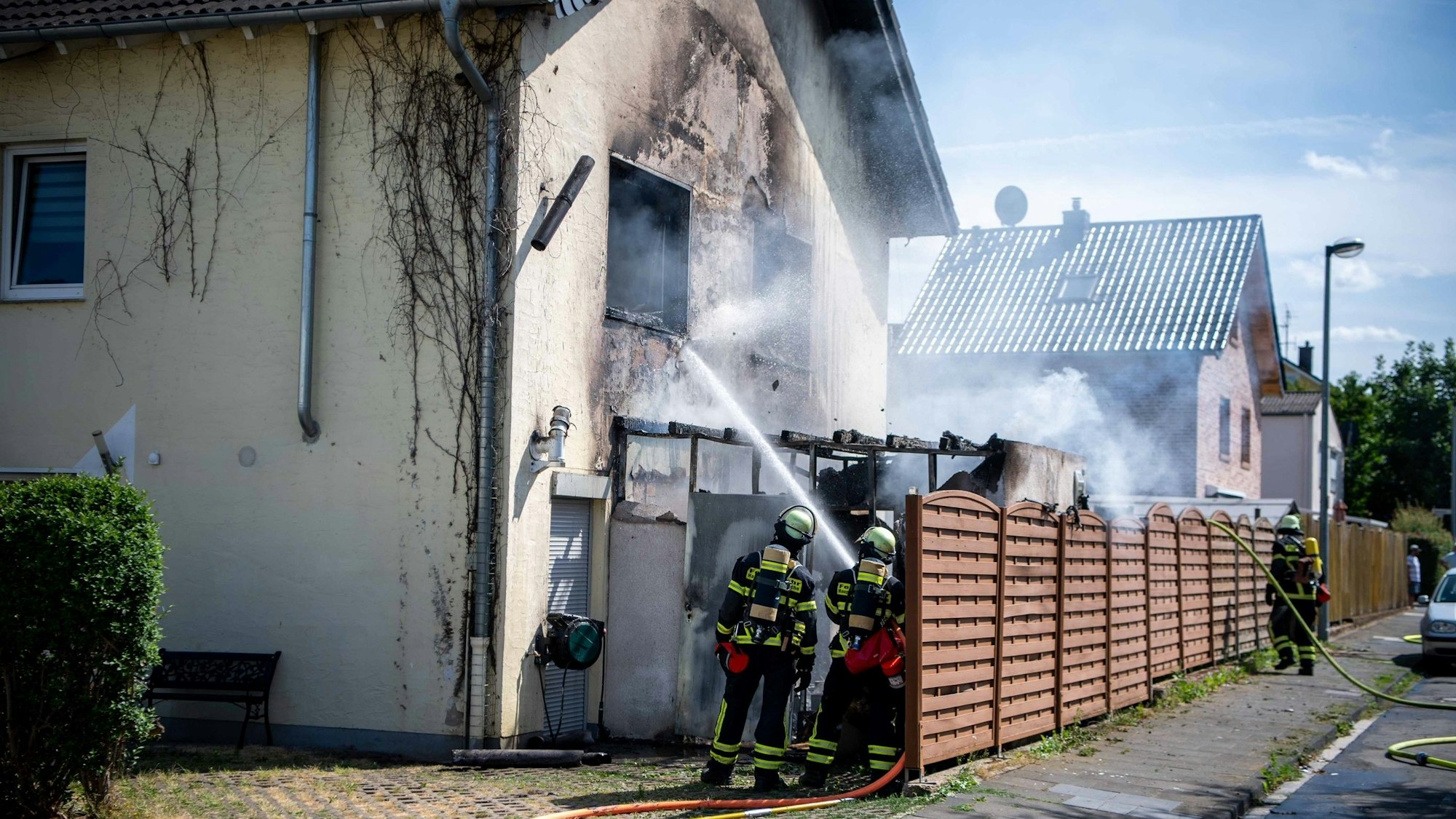 Das Bild zeigt Feuerwehrleute bei den Löscharbeiten.