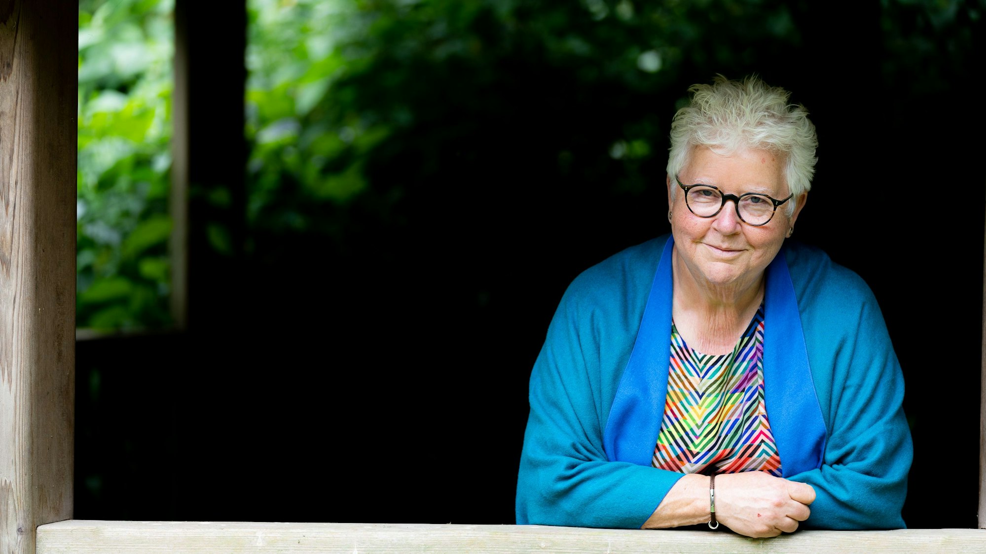 Die schottische Autorin Val McDermid schaut in die Kamera.
