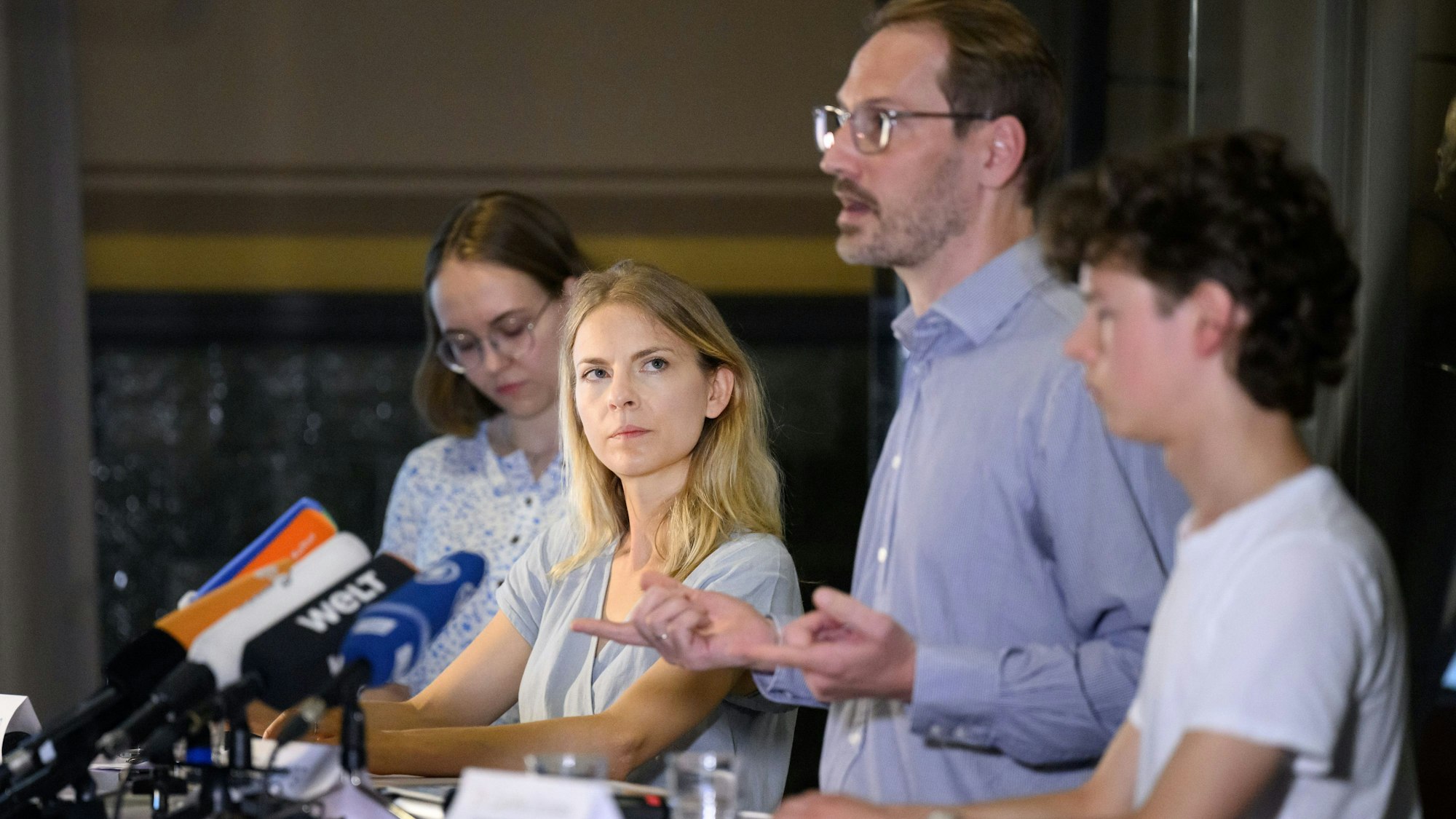 Es sind Sprecher vonFridays for Future zu sehen.