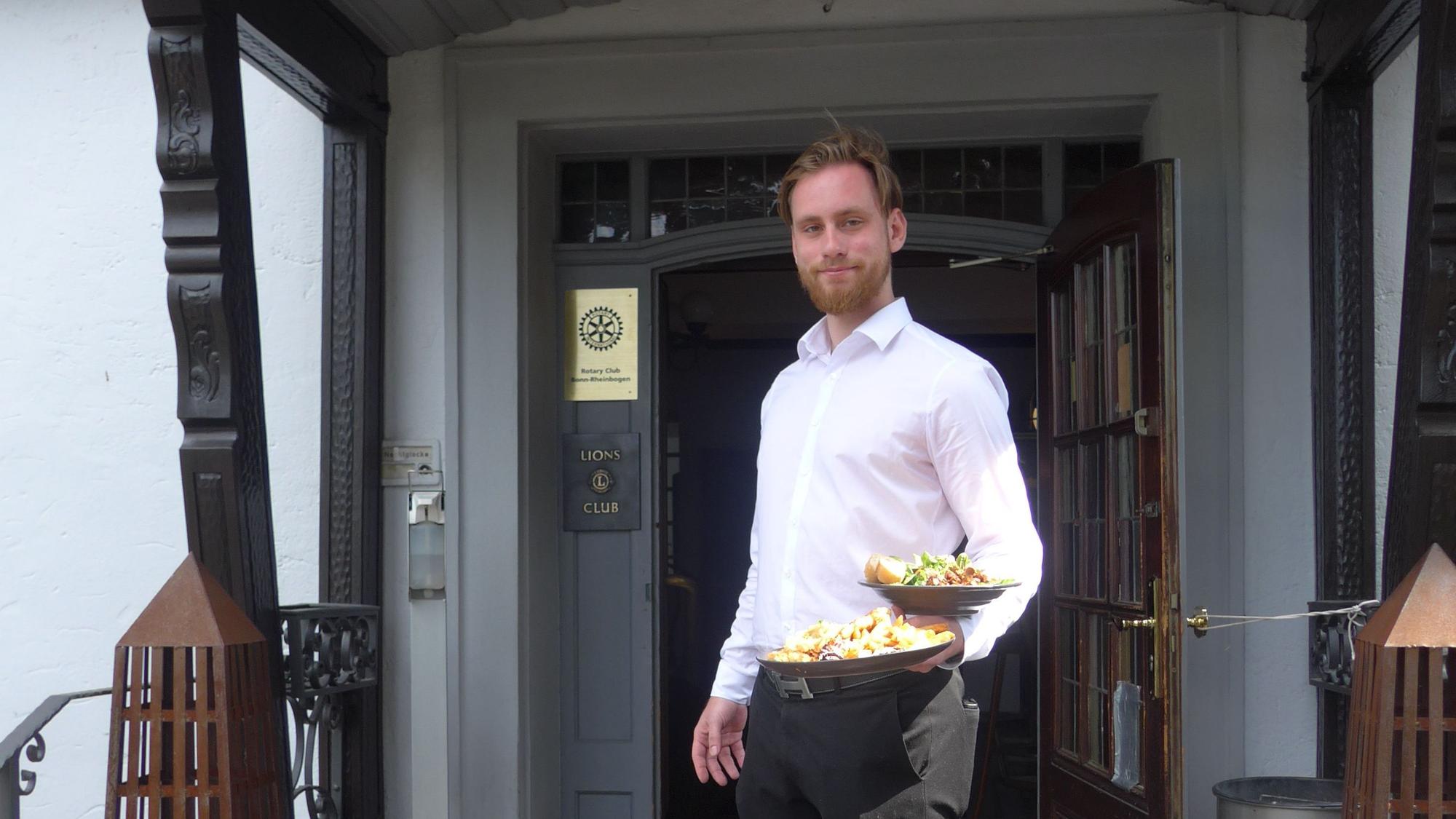 Service-Mitarbeiter Ben Schmitz serviert sommerliche Salate.