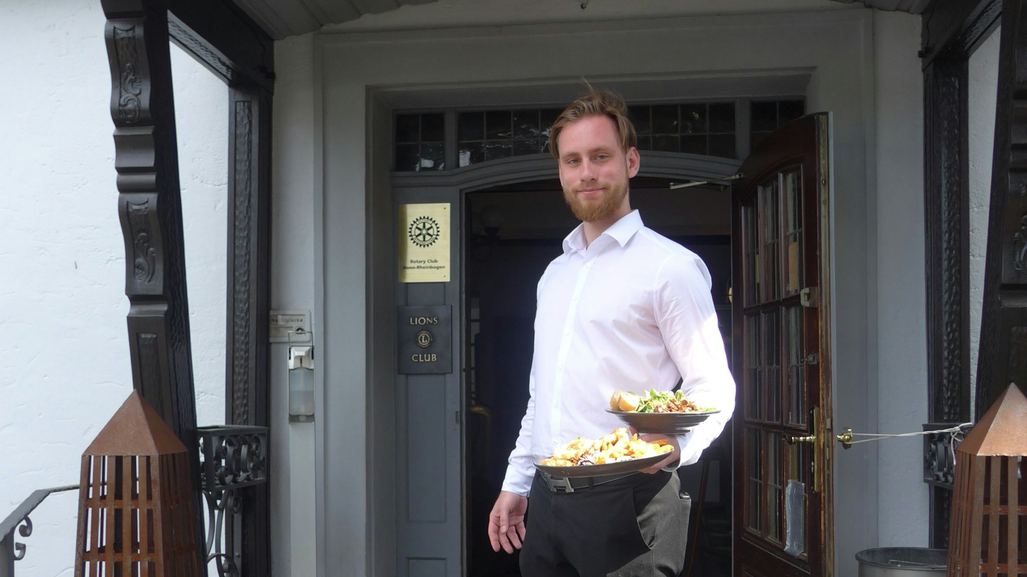 Service-Mitarbeiter Ben Schmitz serviert sommerliche Salate.