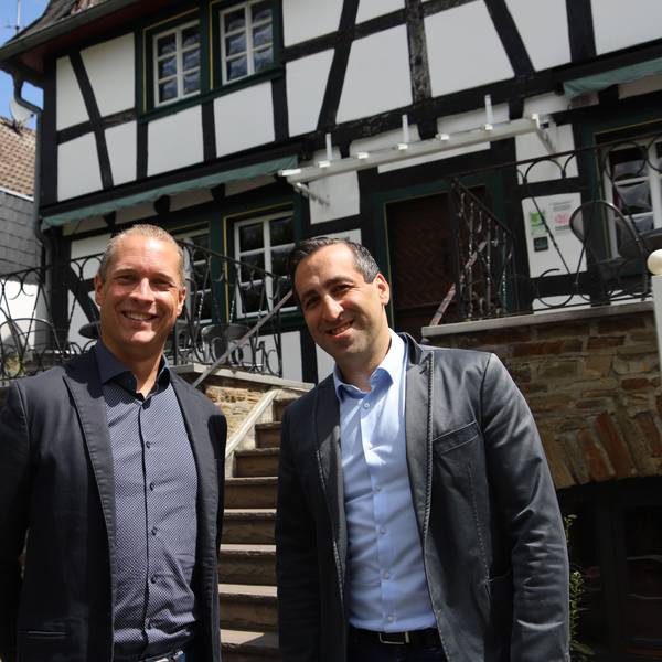 David (l.) und Sebastian Heitmann haben das Haus Sonnenschein und das Panorama-Café in Stadt Blankenberg gekauft und wollen es als „Von Landsberg“ und „Die alte Schule“ vermutlich Ende August eröffnen.