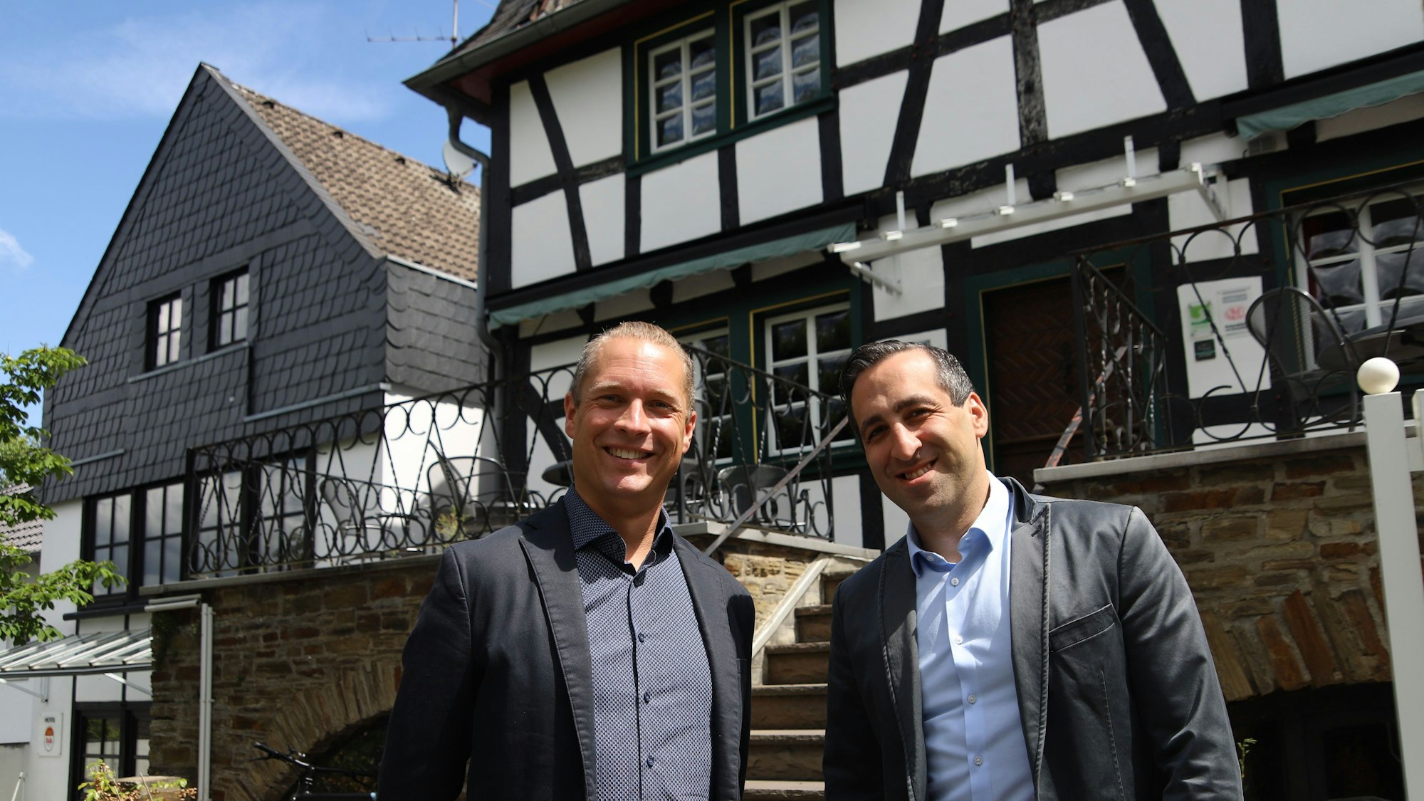 David und Sebastian Heitmann haben das Haus Sonnenschein und das Panorama-Café in Stadt Blankenberg gekauft und wollen es als "Von Landsberg" und "Die alte Schule" vermutlich Ende August eröffnen. David (l.) und Sebastian Heitmann.