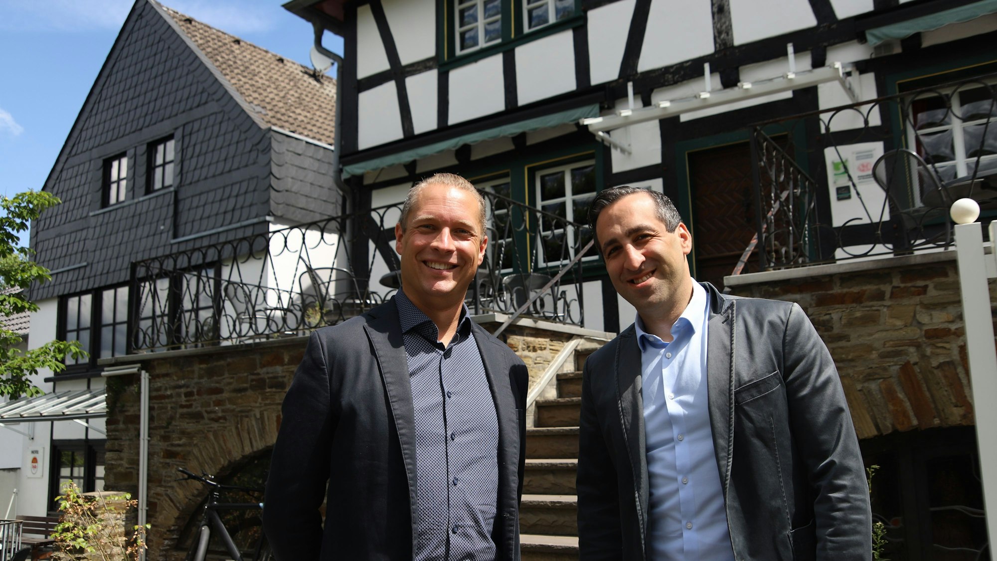 David (l.) und Sebastian Heitmann haben das Haus Sonnenschein und das Panorama-Café in Stadt Blankenberg gekauft und wollen es als „Von Landsberg“ und „Die alte Schule“ vermutlich Ende August eröffnen.