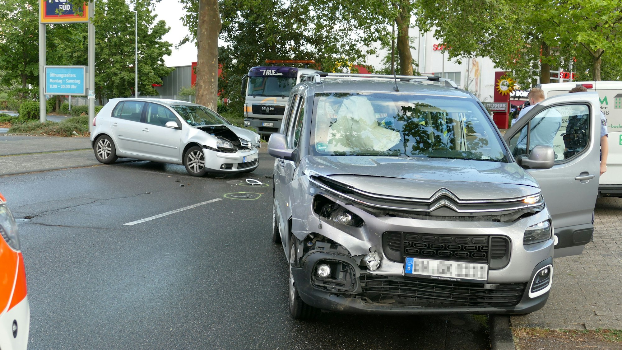 Zwei stark beschädigte Autos stehen nach einem Unfall auf der Straße.