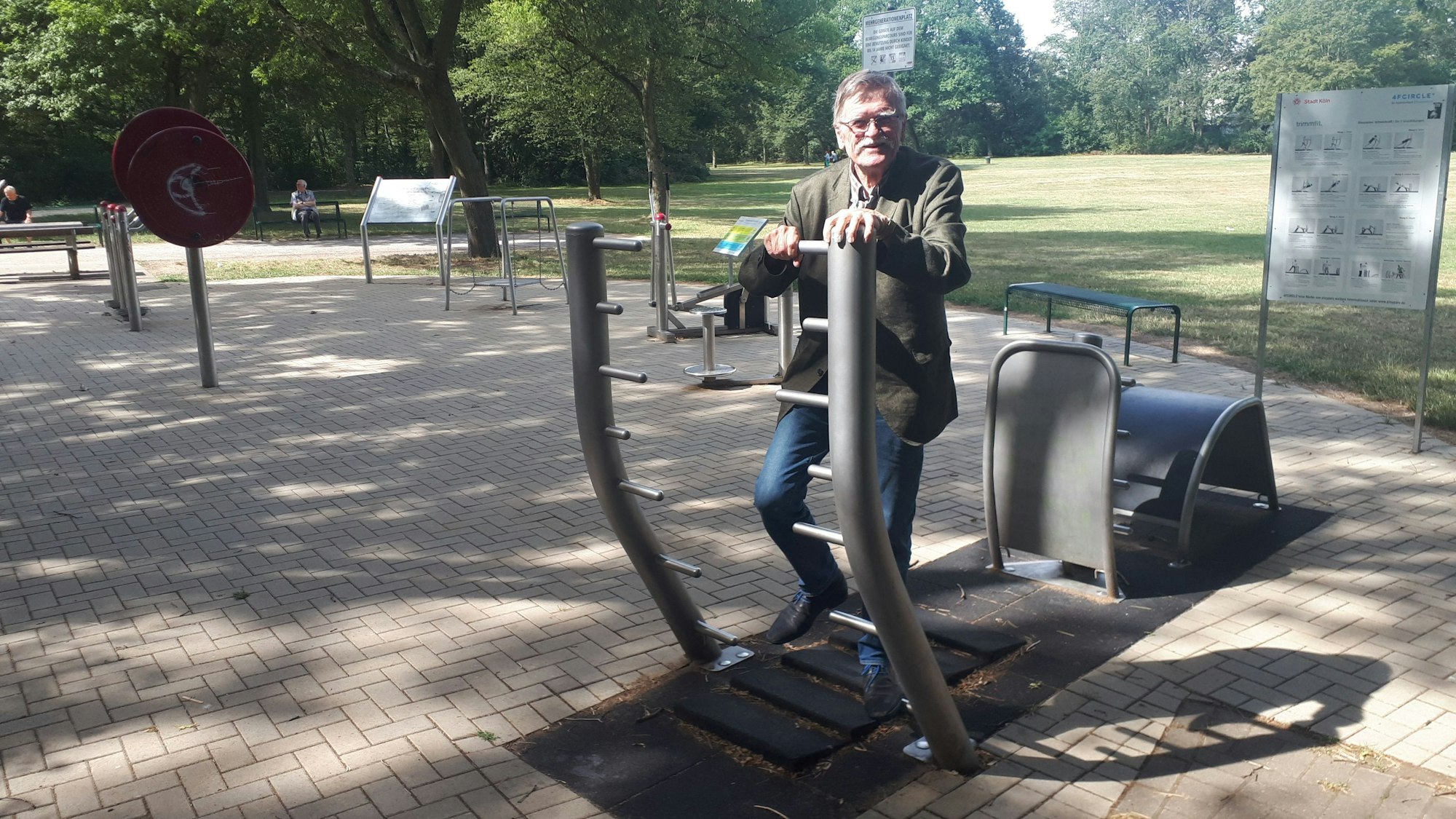 Der Mehrgenerationen-Sportplatz im Park hinter dem Heilig-Geist-Krankenhaus ist um zwei Geräte gewachsen. Seniorenvertreter Herbert Clasen probiert die Neuzugänge direkt einmal aus.