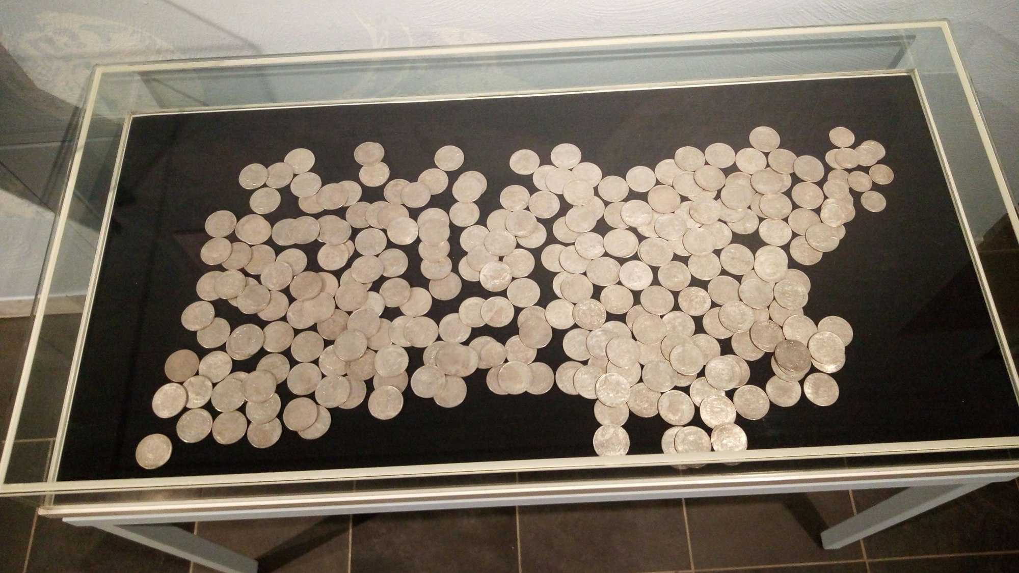In einer Vitrine liegen ausgebreitet die in Blankenheim gefundenen 259 Silbermünzen.