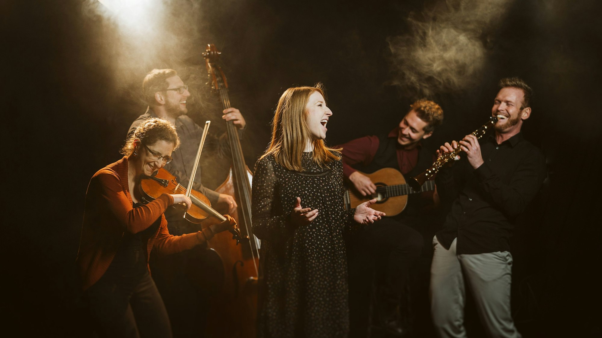 Das Foto zeigt die vier Musiker mit Klarinette, Gitarre, Violine, Kontrabass und die Sängerin.