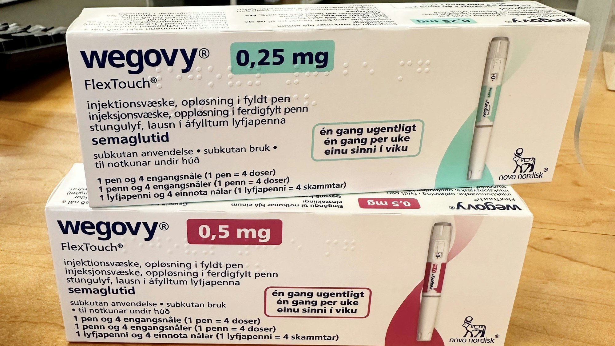 Verschiedene Packungen des Abnehmmittels Wegovy des Pharmakonzerns Novo Nordisk liegen in einer dänischen Apotheke auf dem Verkaufstresen.