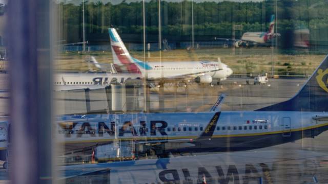 Köln: Maschinen der Fluggesellschaften Ryanair und Eurowings stehen auf dem Flughafen Köln/Bonn auf dem Rollfeld.